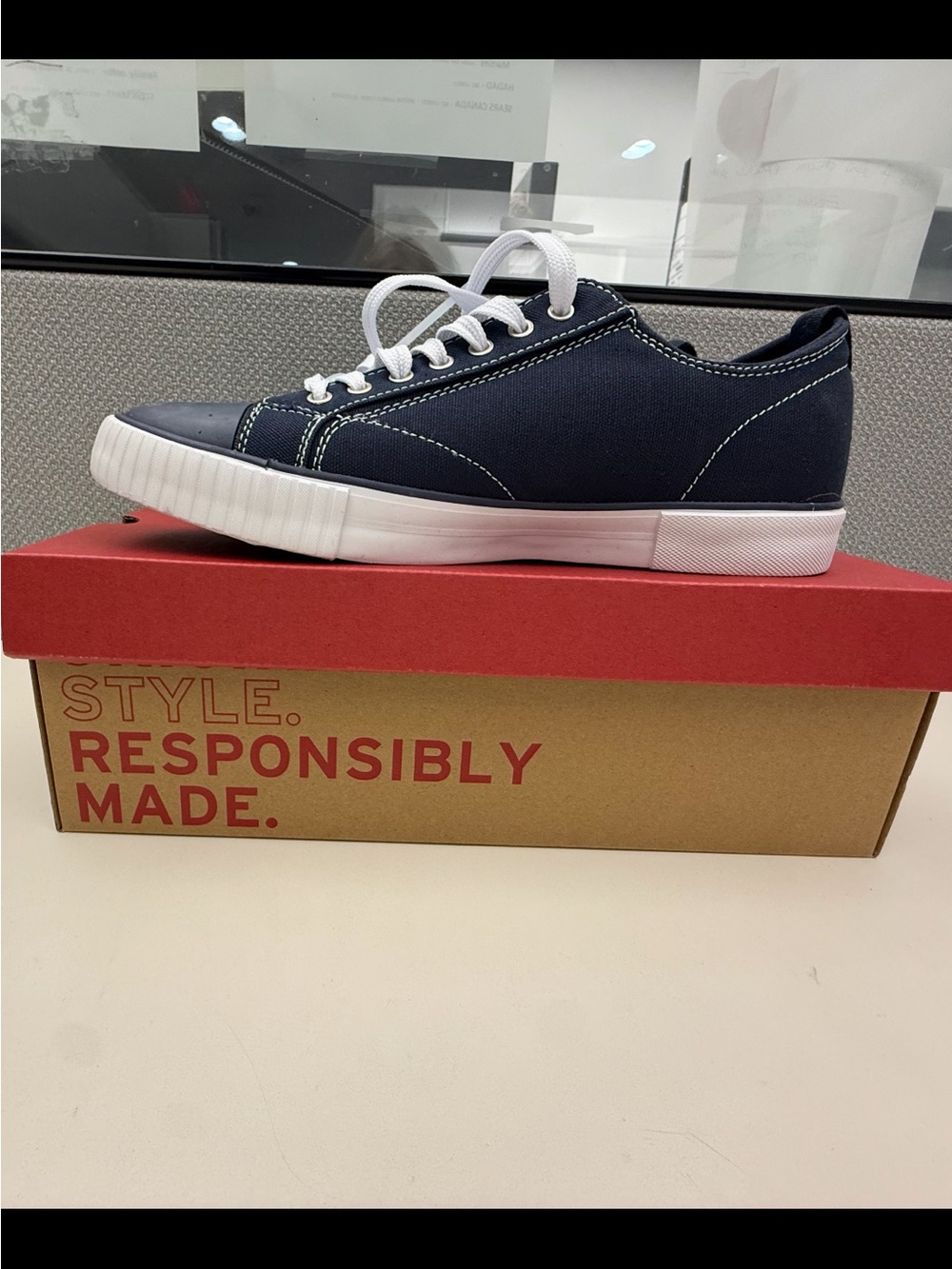 Levies men’s size 9.5 width M Anikin canvas sneakers
